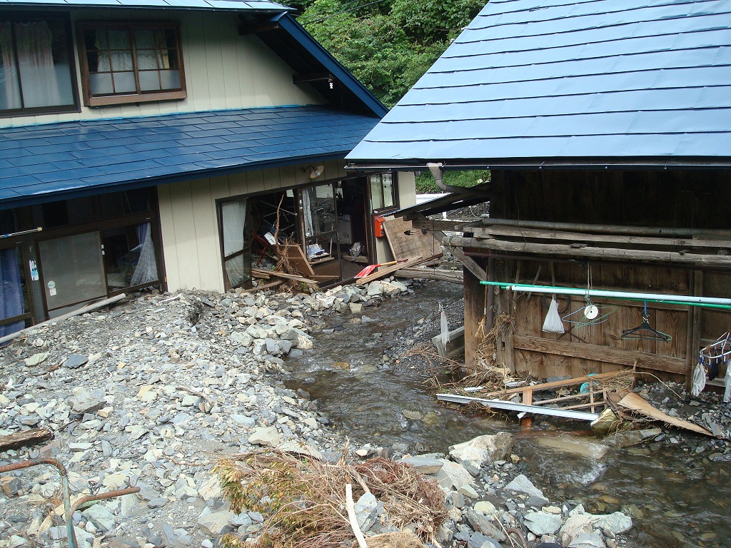 家の前が川